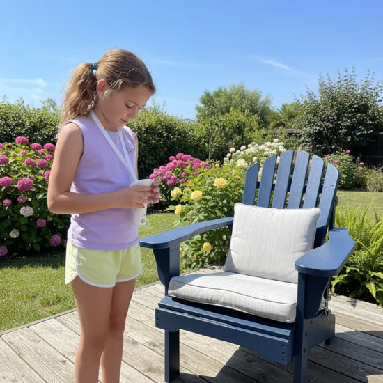 Niño usando el juguete