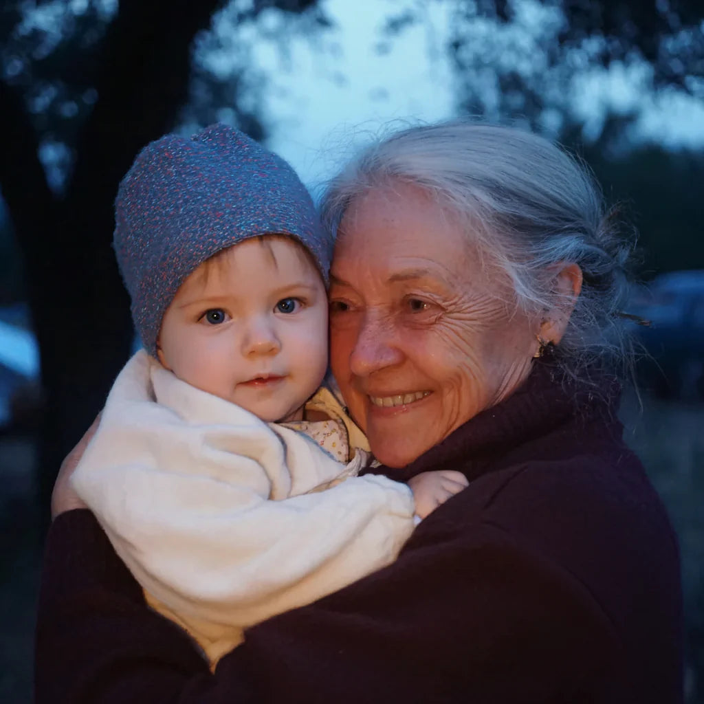 Abuela abrazando a su nieto